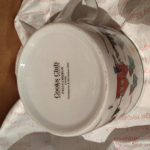 Set of 4, Cooks Club Falls Church Christmas Village, Cups & Saucers - Picture 4 of 5